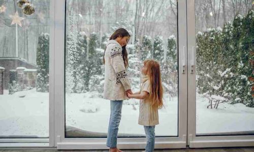 family-spending-time-home-christmas-decorations-1-qwnr73gjq8cdlfpko28ttbbyfyduc89wp4ykmmuke0